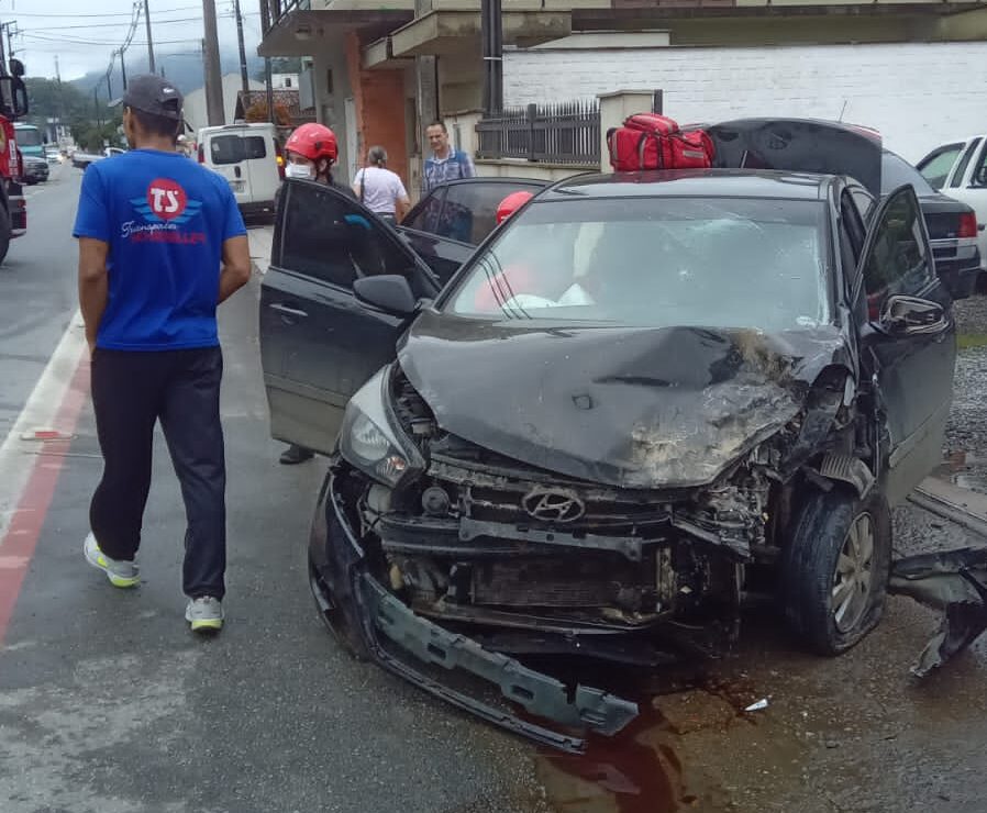 Colisão entre carros deixa feridos em Jaraguá do Sul