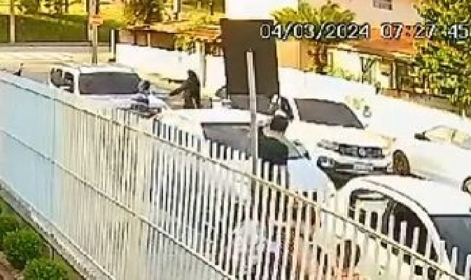 [Vídeo] Homem é executado em carro na frente de creche em Santa Catarina