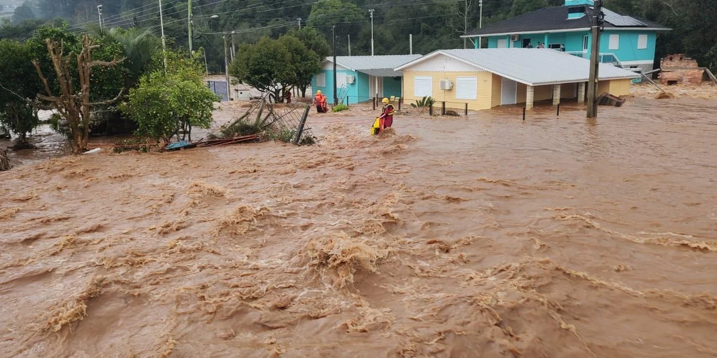 Sobe para 24 o número de mortos no RS por causa das chuvas; 14,5 mil pessoas estão fora de casa