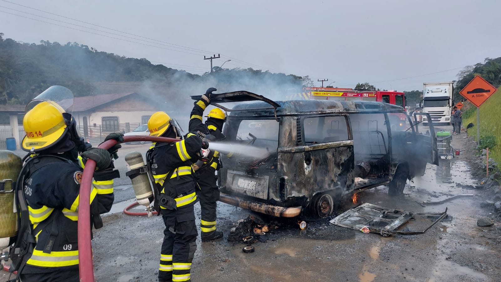 Kombi pega fogo na SC-108, em Guaramirim