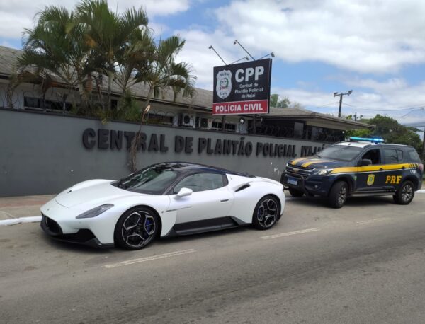 Homem com CNH suspensa é flagrado dirigindo carro superesportivo com placas escondidas na BR-101