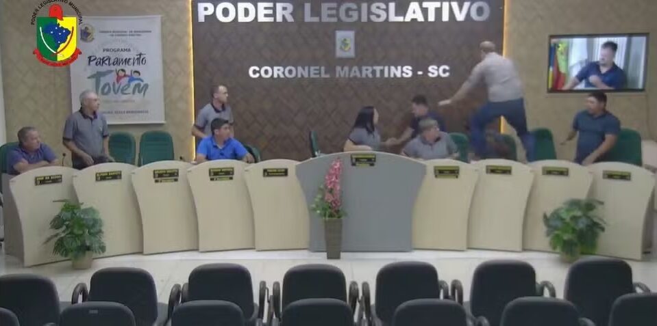 VÍDEO: vereador corre atrás de outro em confusão durante sessão legislativa em SC: ‘Cala boca, baba ovo’