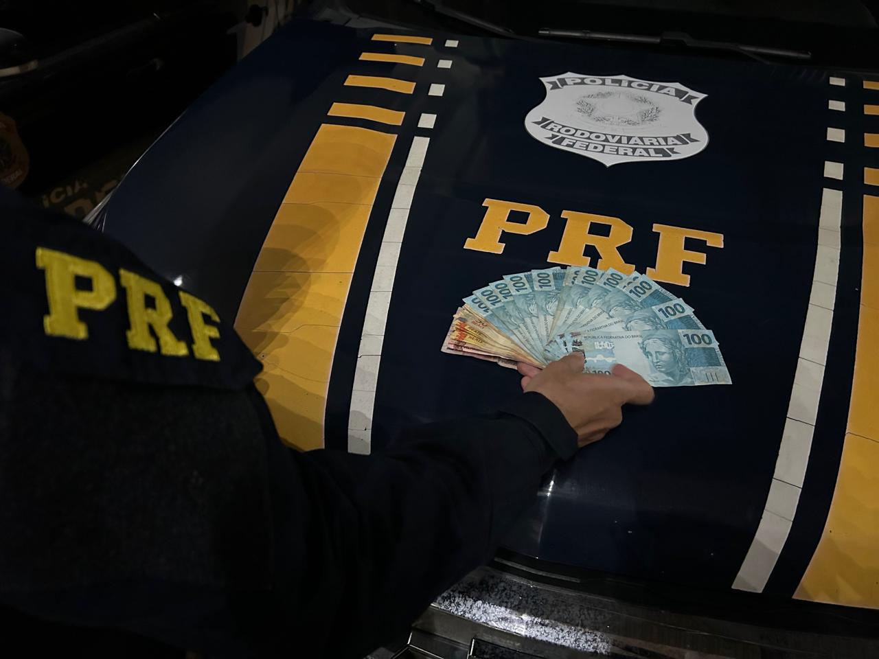 PRF apreende 1.600 reais em notas falsas na BR-101 em Itapema