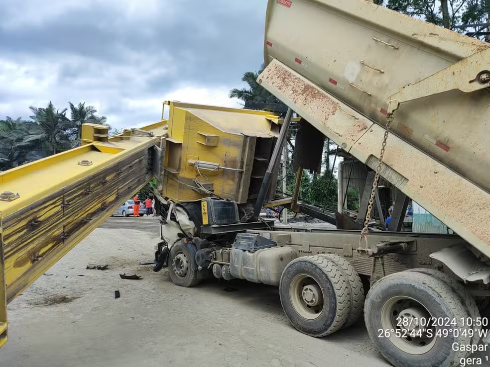 Trabalhador morre esmagado após máquina de carregamento de asfalto cair sobre cabine de caminhão em SC