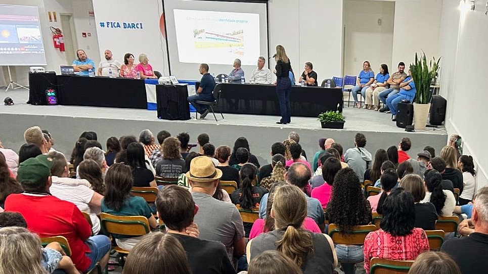 Campanha #ficadarcifranke ganha força após assembleia de pais no Bairro São Luis