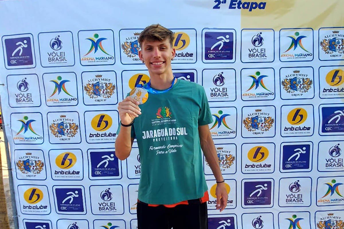 Atleta de vôlei de praia de Jaraguá do Sul fatura ouro em etapa do brasileiro Interclubes sub-17