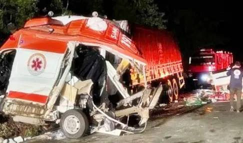 Acidente com ambulância do SAMU mata quatro pessoas no planalto norte