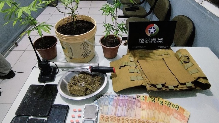 Polícia Militar prende dois homens por tráfico e resistência em Jaraguá do Sul