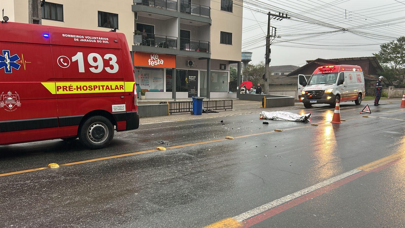 Motociclista morre em colisão entre carro e moto em Jaraguá do Sul