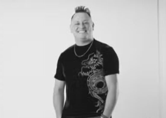 Cantor sertanejo de 38 anos morre durante show em SC