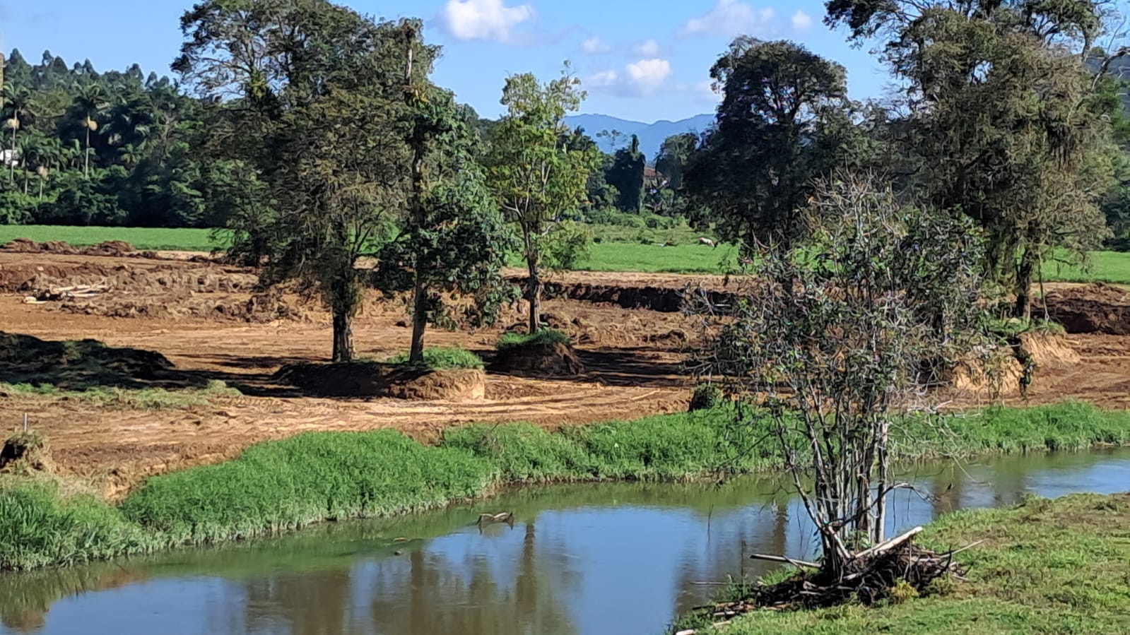 Aterro nas margens de rio preocupa moradores de Jaraguá e Guaramirim