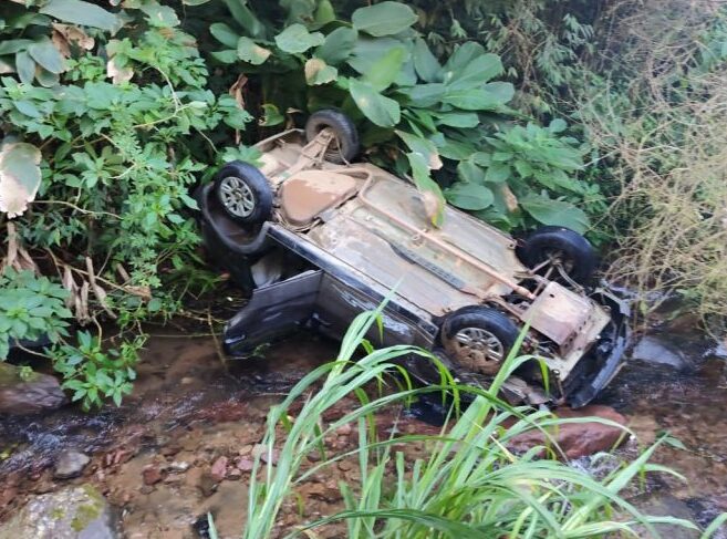 Carro capota e cai em riacho em Jaraguá do Sul