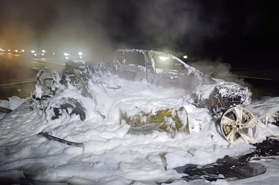 Carro pega fogo após acidente na BR-280 em Guaramirim