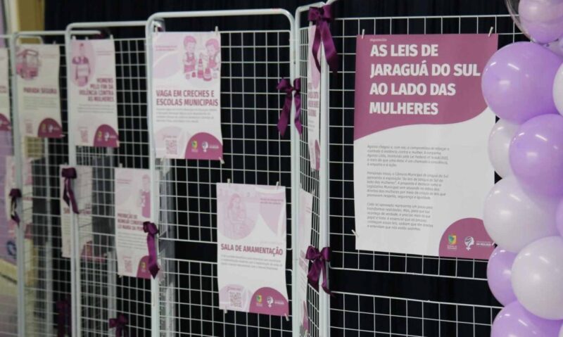 Câmara de Jaraguá promove exposição sobre leis que protegem as mulheres