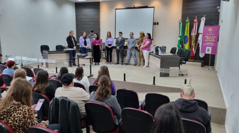 Schroeder promove capacitação no atendimento às mulheres em situação de violência