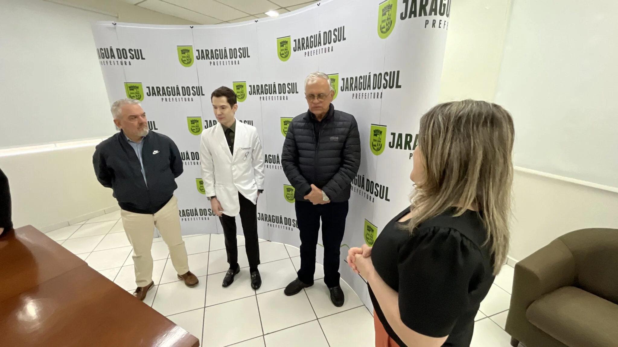 Mais Médicos: Prefeito recepciona dois novos profissionais do SUS
