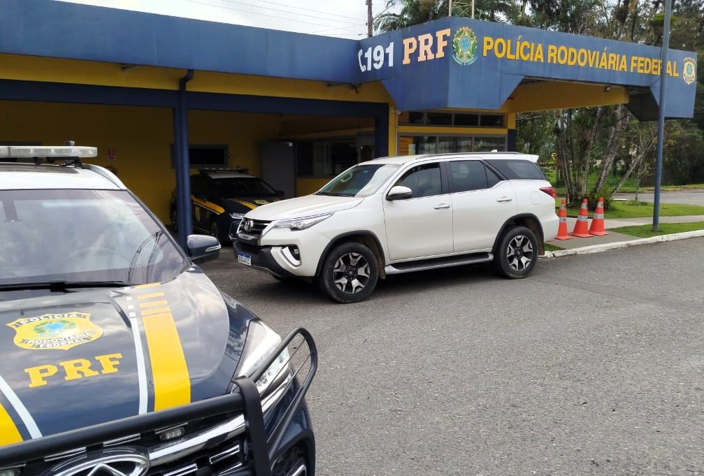 PRF recupera SUV de luxo furtado e clonado na BR-101