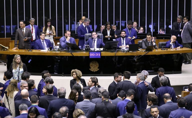 Câmara aprova projeto que isenta do IR quem ganha até R$ 5 mil