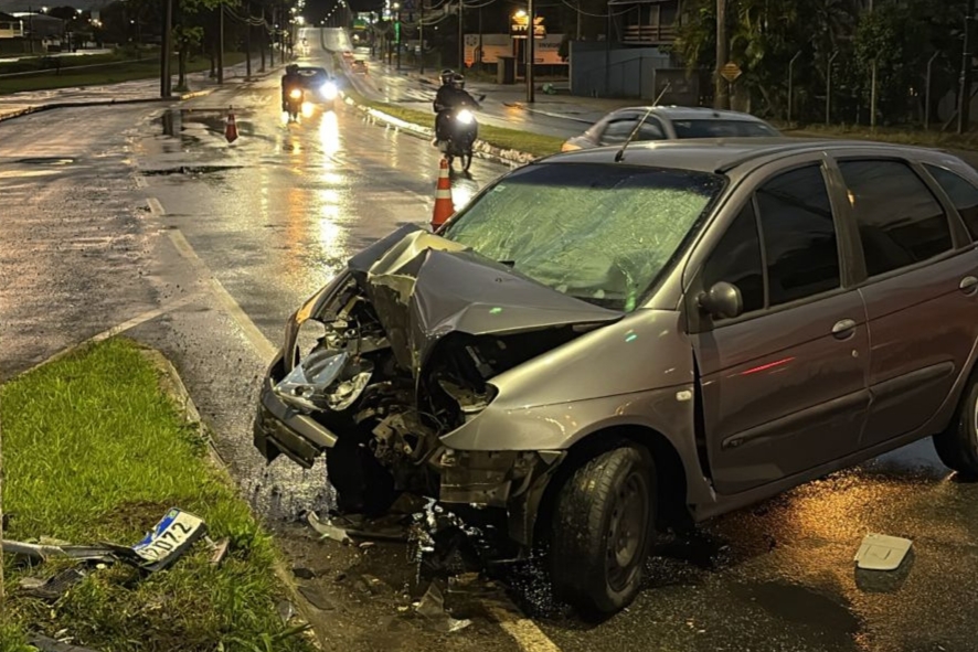 Carro roda na pista e colide contra poste em Jaraguá do Sul