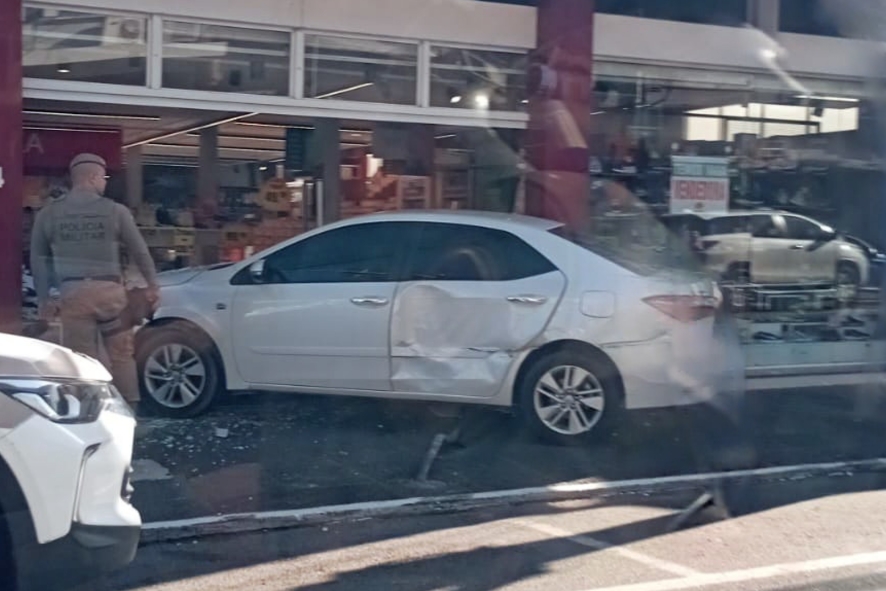 Carro invade calçada e atinge vitrine de loja no Centro de Jaraguá do Sul