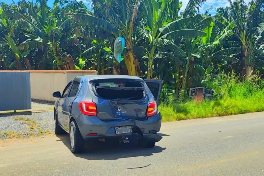 Colisão entre veículos deixa motorista ferido em Guaramirim