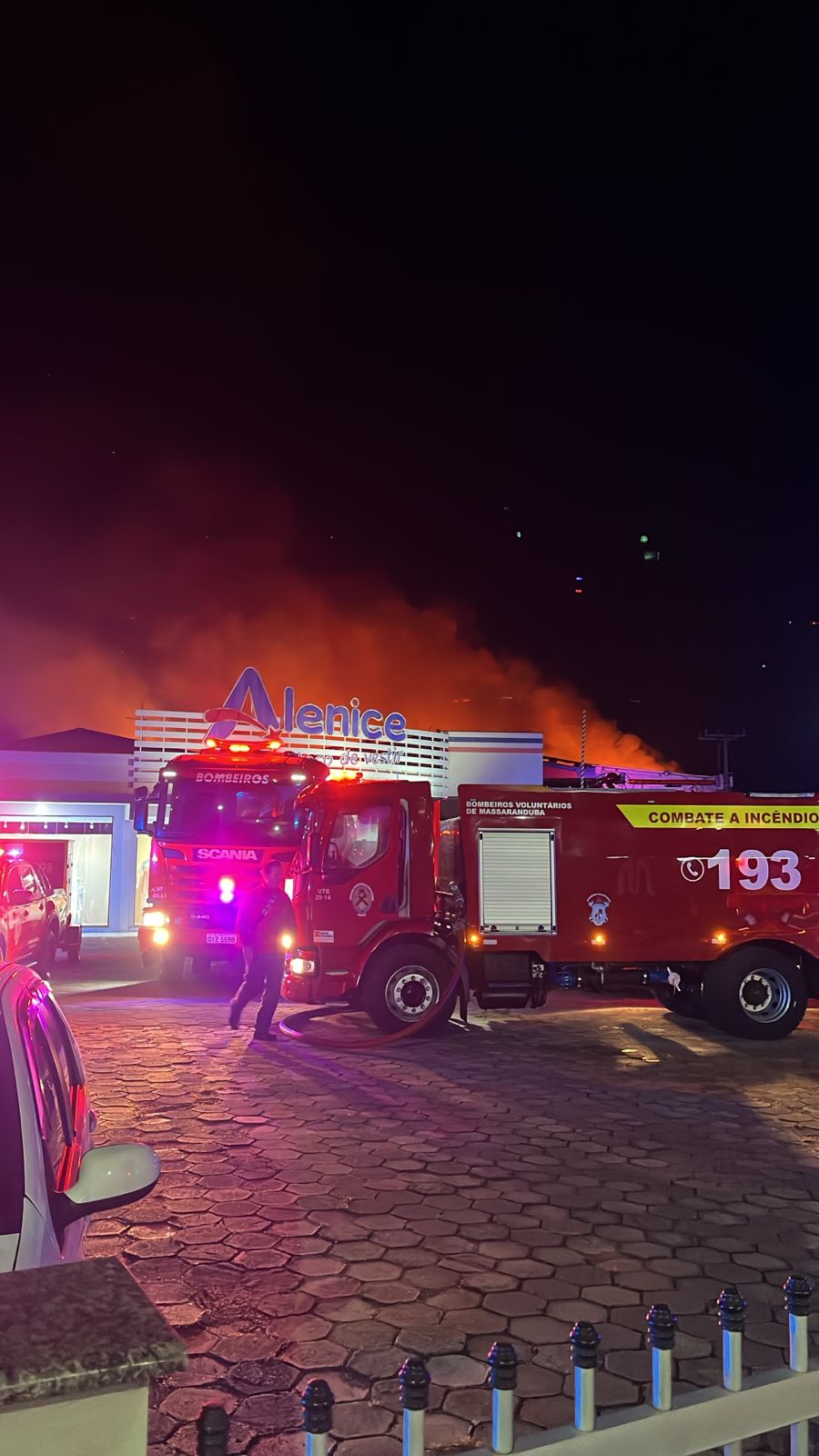 Incêndio de grandes proporções atinge galpão da empresa Alenice em Guaramirim