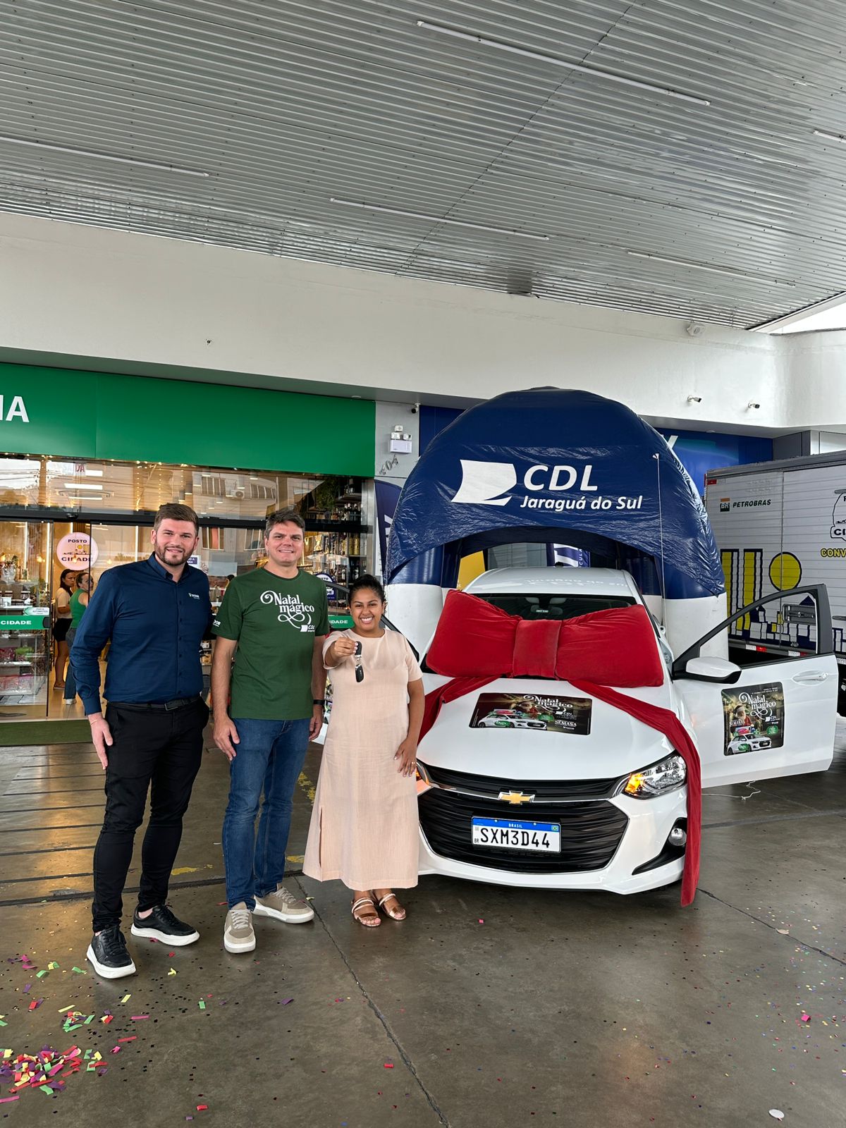 Campanha Natal Mágico CDL premia moradora de Jaraguá do Sul com carro zero