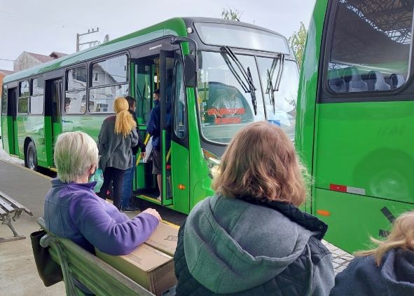 Passageiros esperam mais de uma hora por ônibus e situação gera cobrança