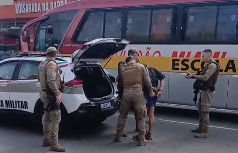 Motociclista em fuga bate em ônibus escolar com crianças em Jaraguá do Sul
