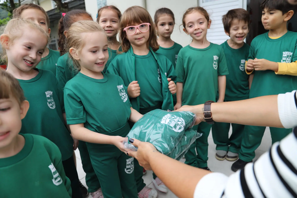 ATENÇÃO, PAIS! Jaraguá do Sul orienta devolução e descarte de uniformes escolares