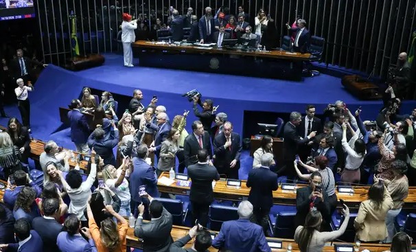 🚨 ALERTA-TRABALHADOR! Senado aprova fim da escala 6x1