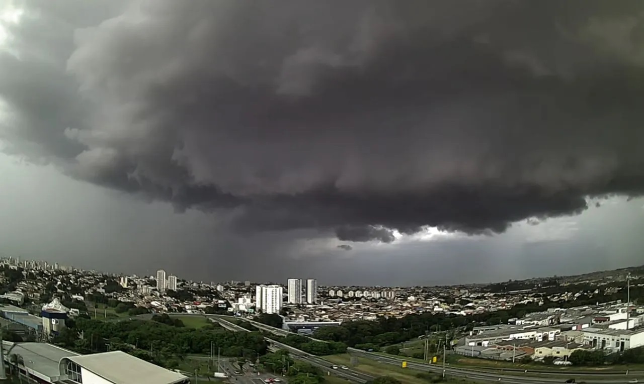 🚨 ATENÇÃO, VIZINHOS! Chuva e temporais isolados neste fim de semana em SC