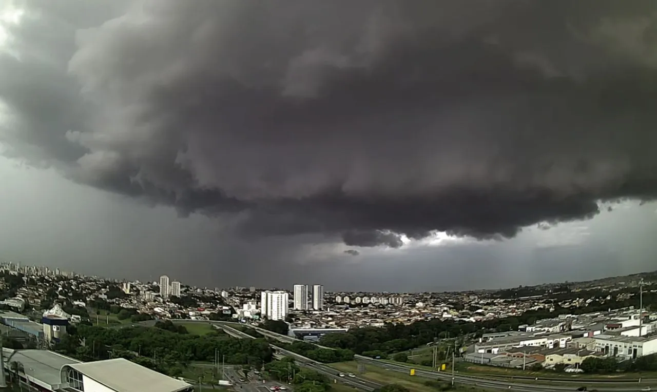 🚨 ALERTA-VIZINHO! Chuva forte e risco de alagamentos em SC até o feriado