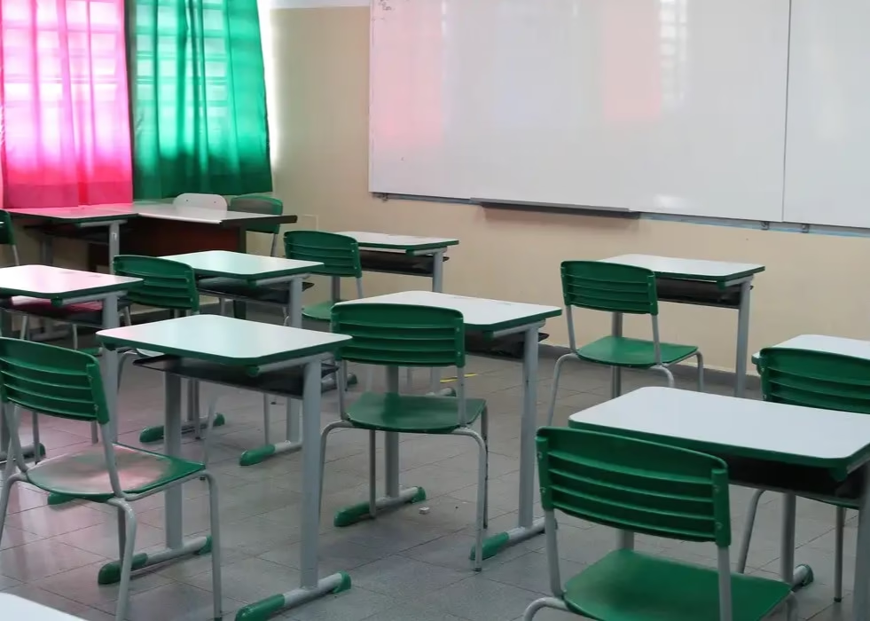 🚨 ALERTA-PAIS! Adolescentes agridem funcionário em escola de Jaraguá