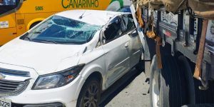Carro e caminhão se envolvem em acidente no Centro de Jaraguá do Sul