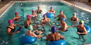 Aulas gratuitas de hidroginástica para idosos têm inscrições abertas