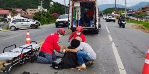 Acidente entre carro e motocicleta deixa dois feridos na BR-280, em Jaraguá do Sul