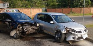 Colisão entre dois carros deixa duas mulheres feridas em Schroeder