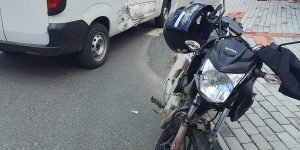 Acidente entre carro e motocicleta deixa homem gravemente ferido em Schroeder