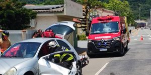 Mulher fica ferida após van atingir porta de carro em Jaraguá do Sul