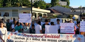 Manifestação de pais e alunos cobra transporte escolar; Secretaria de Educação emite nota