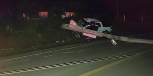 Colisão com poste deixa condutora ferida no bairro Estrada Garibaldi em Jaraguá do Sul