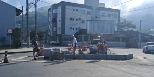 Canteiros centrais garantem mais segurança em vias de Jaraguá do Sul