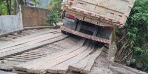 Pontilhão é interditado após estrutura ceder no bairro Rio Molha, em Jaraguá do Sul