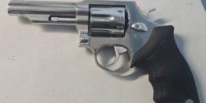 Homem é preso por posse de arma furtada em Jaraguá do Sul