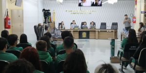 Sessão Mirim pede armários em escolas, pavimentação e audiência pública sobre tempo de exposição a telas