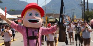 Primeiro desfile da Schützenfest reúne bom público