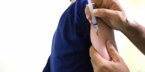 Vacina contra dengue segue disponível para faixa de 10 a 14 anos