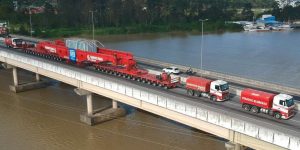 Passagem de carga superdimensionada causa lentidão nas BRs-470 e 101 nesta quarta