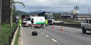 Passageira de moto de aplicativo morre atropelada por caminhão em Joinville